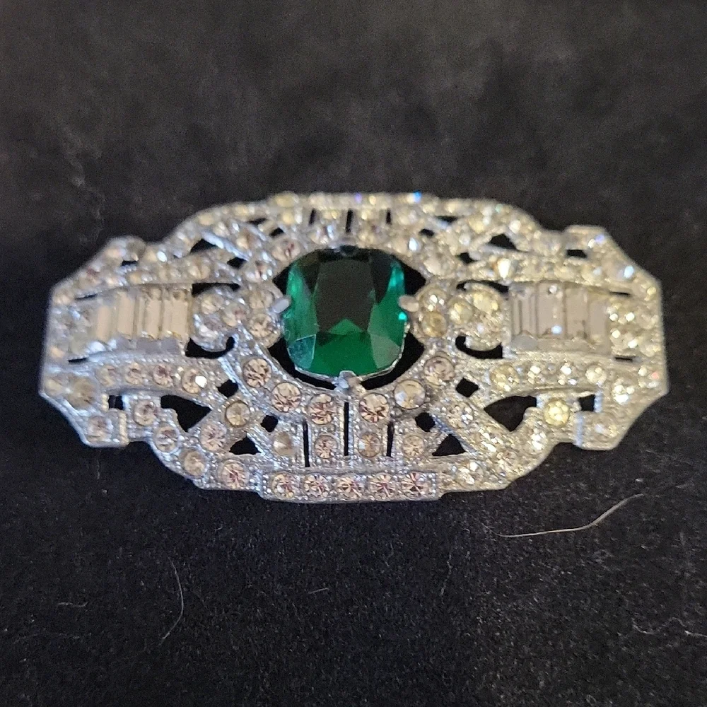 Elegant Silver and Green Brooch - Picture 1 of 2